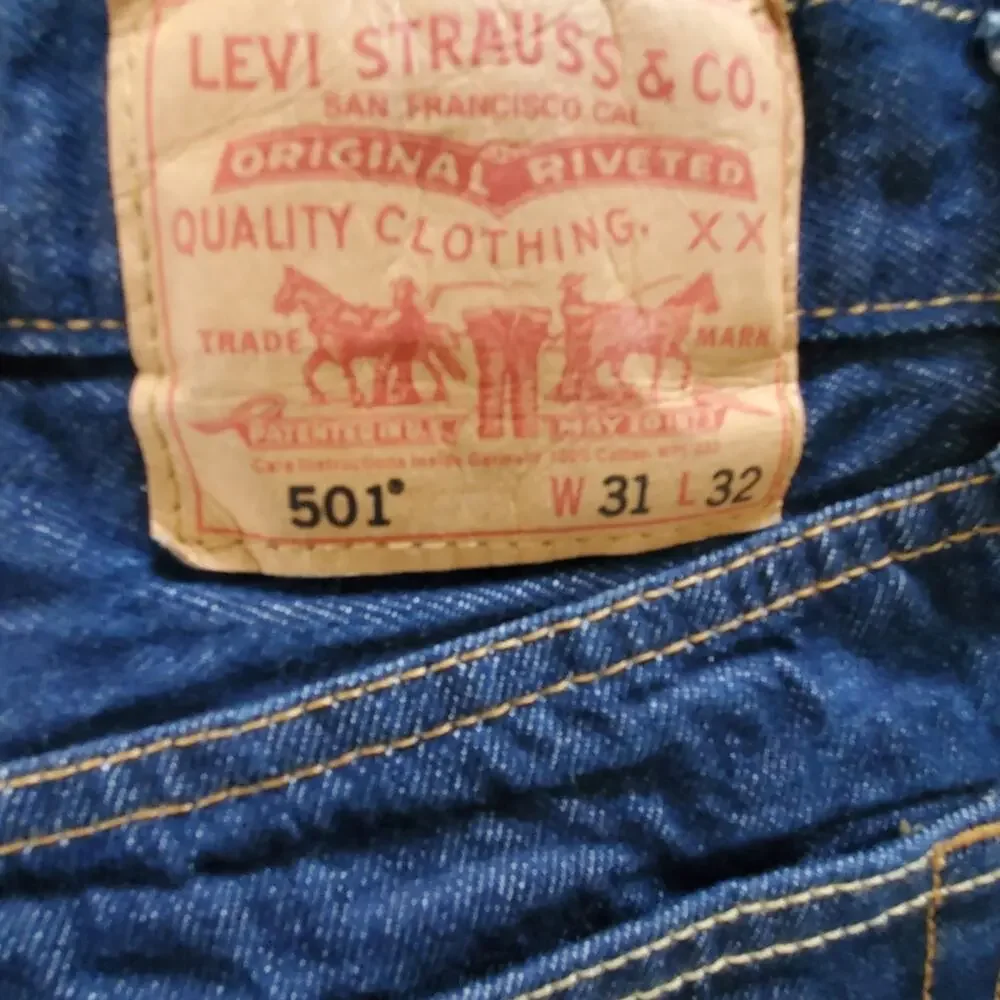 Levi's Strauss Dark wash 501 Button-fly straight leg jeans 31x32